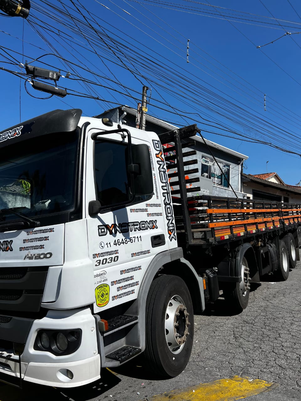 Adesivação veicular em caminhão Mercedes-Benz Atego para empresa Dynatronix