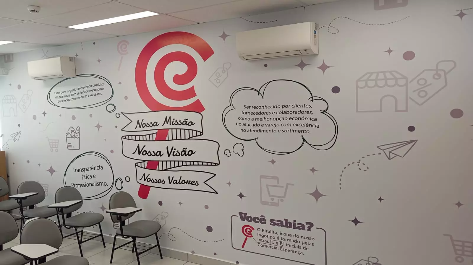 Fachada do comercial Esperança com comunicação visual em ACM