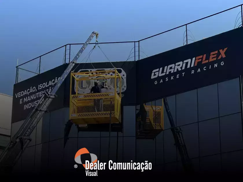 Comunicação visual instalada em estabelecimento no Itaim, Guarulhos/SP