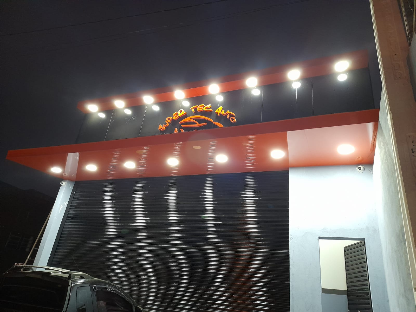 Comunicação visual aplicada em fachada de loja em Arujá