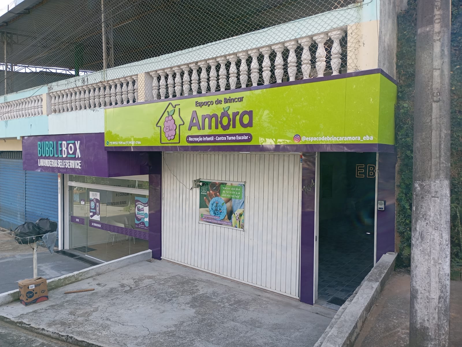 Fachada em ACM com revestimento de coluna e letras caixa em PVC para Espaço Amora em Arujá