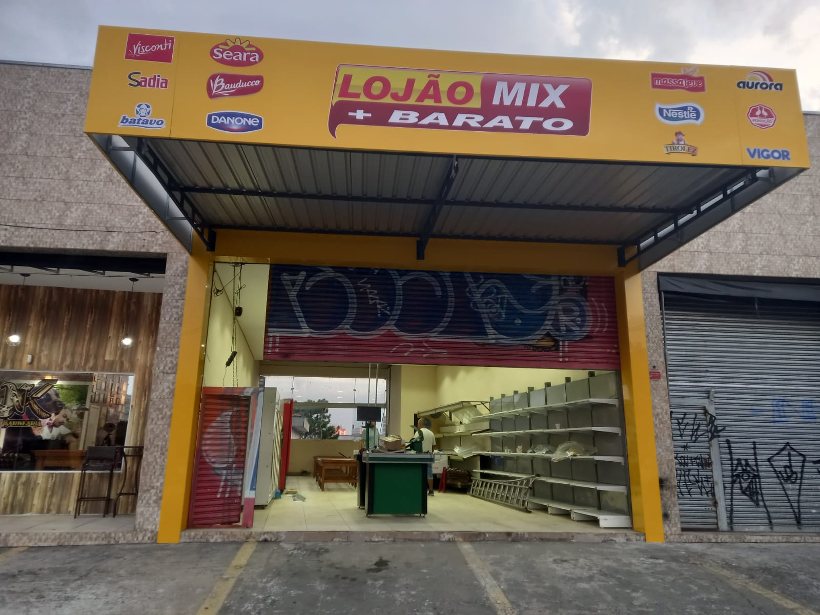 Fachada em ACM instalada em estabelecimento comercial em Guarulhos/SP