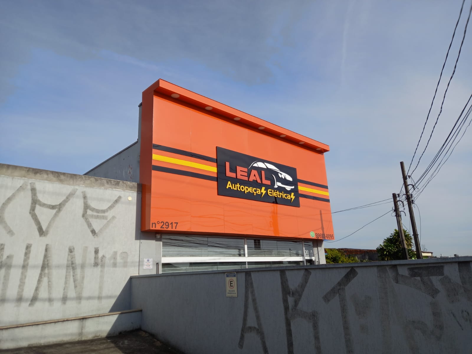 Fachada em ACM instalada em loja em Itaquaquecetuba/SP