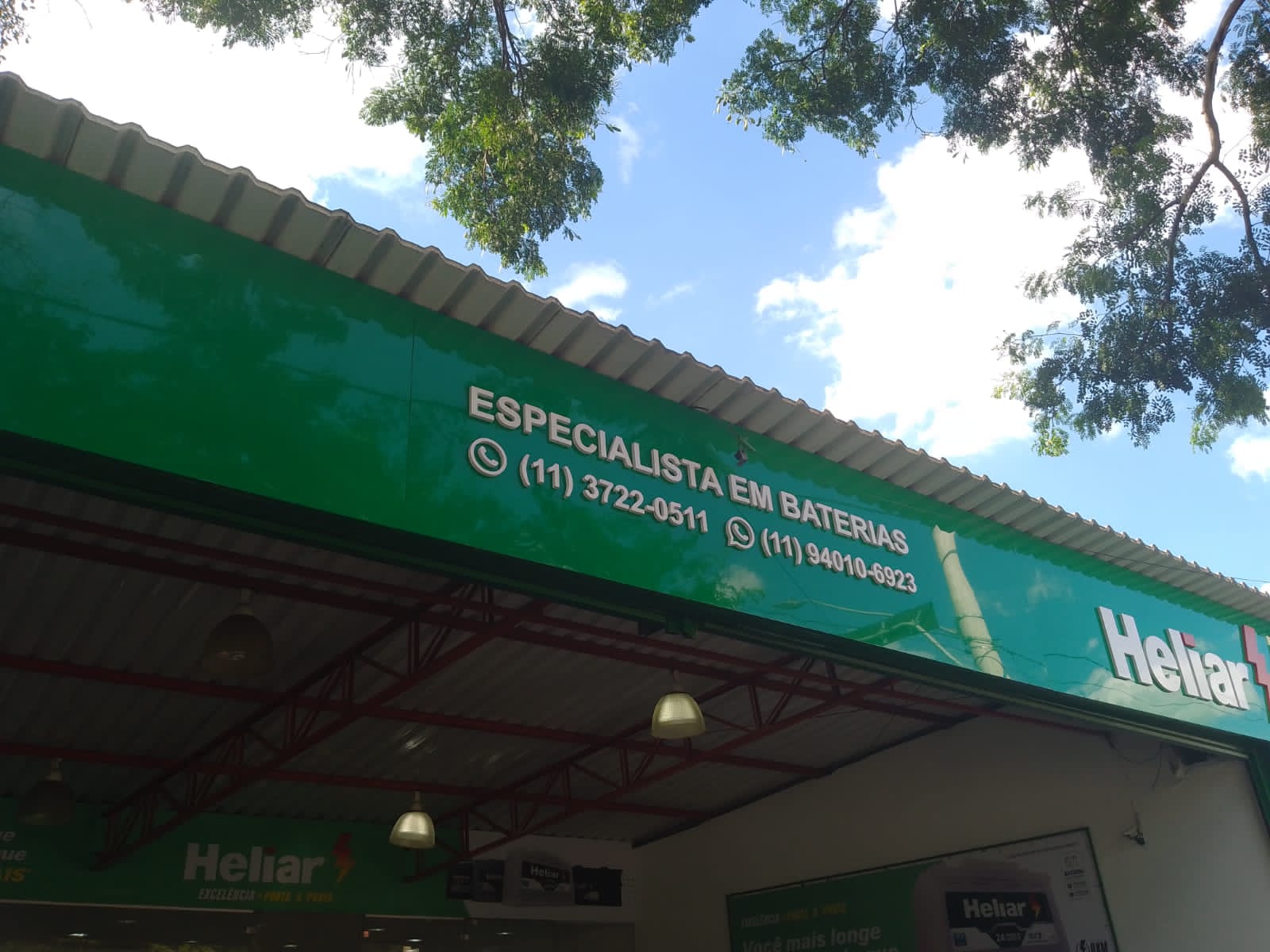 Fachada comercial em Arujá com comunicação visual completa