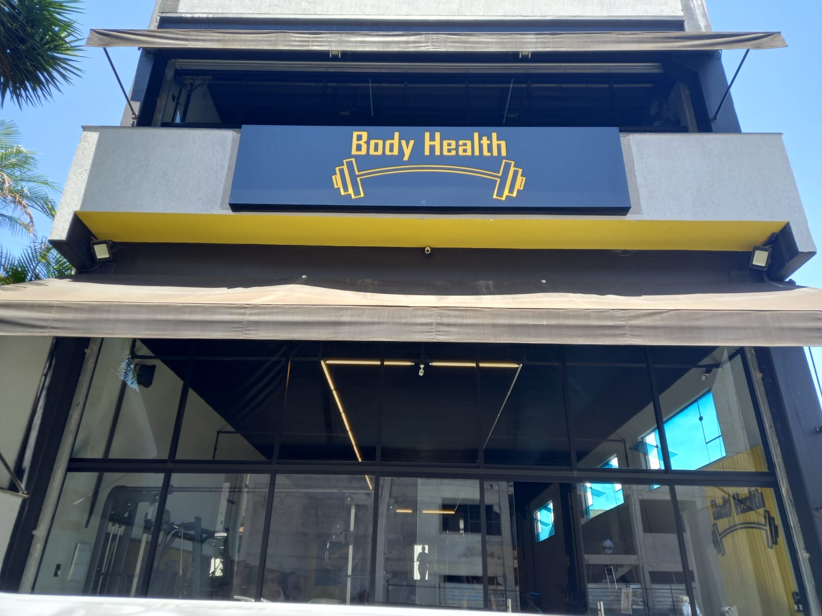 Fachada comercial em ACM com identidade visual aplicada em Guarulhos