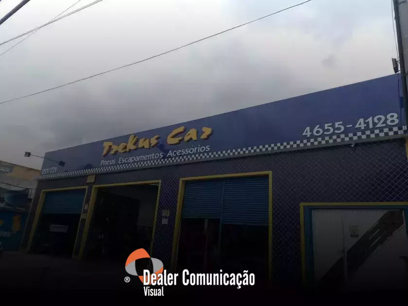 Fachada de loja de roupas com ACM e letras caixa iluminadas