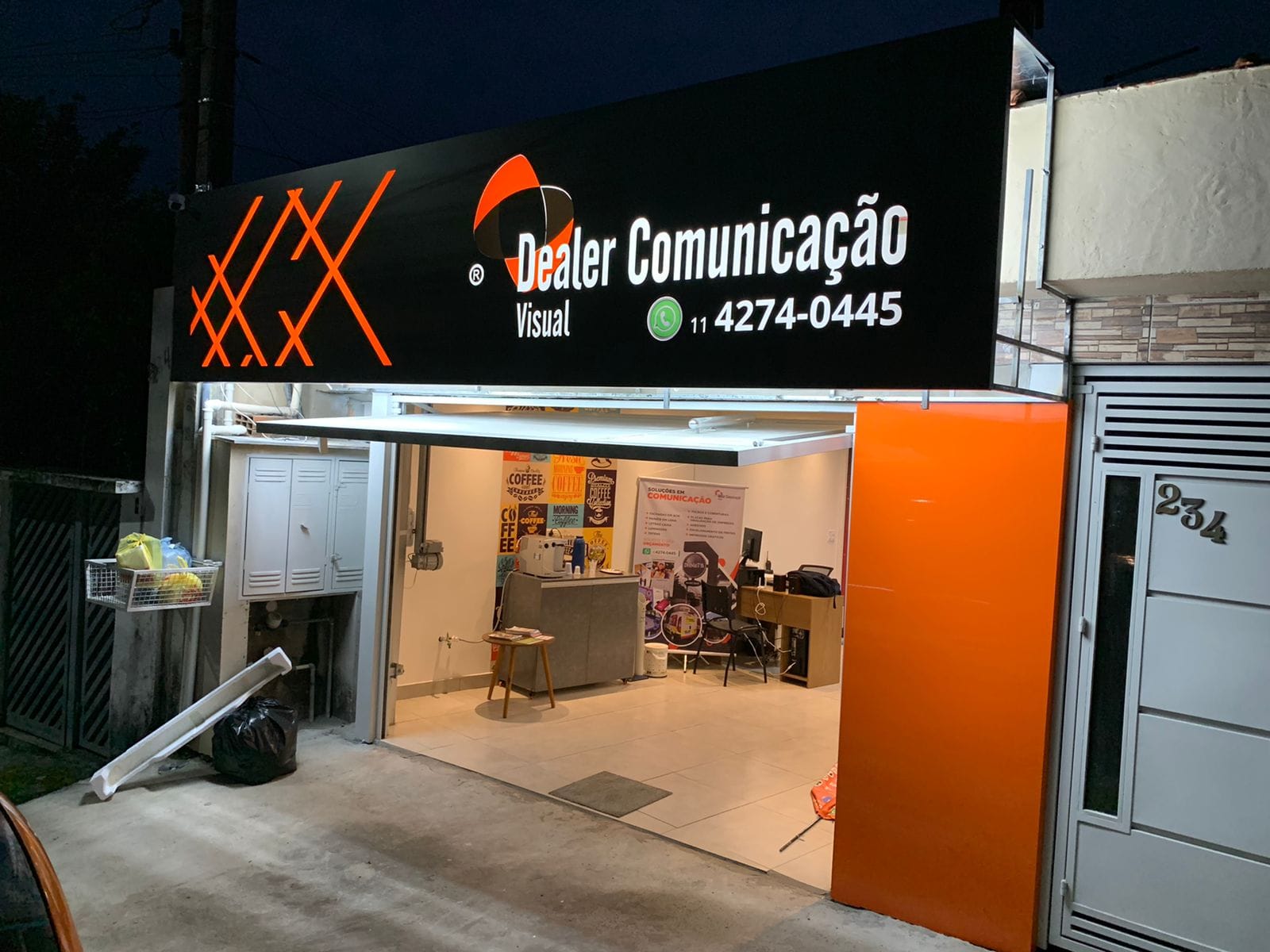 Letras caixa em PVC instaladas em fachada comercial na Grande São Paulo