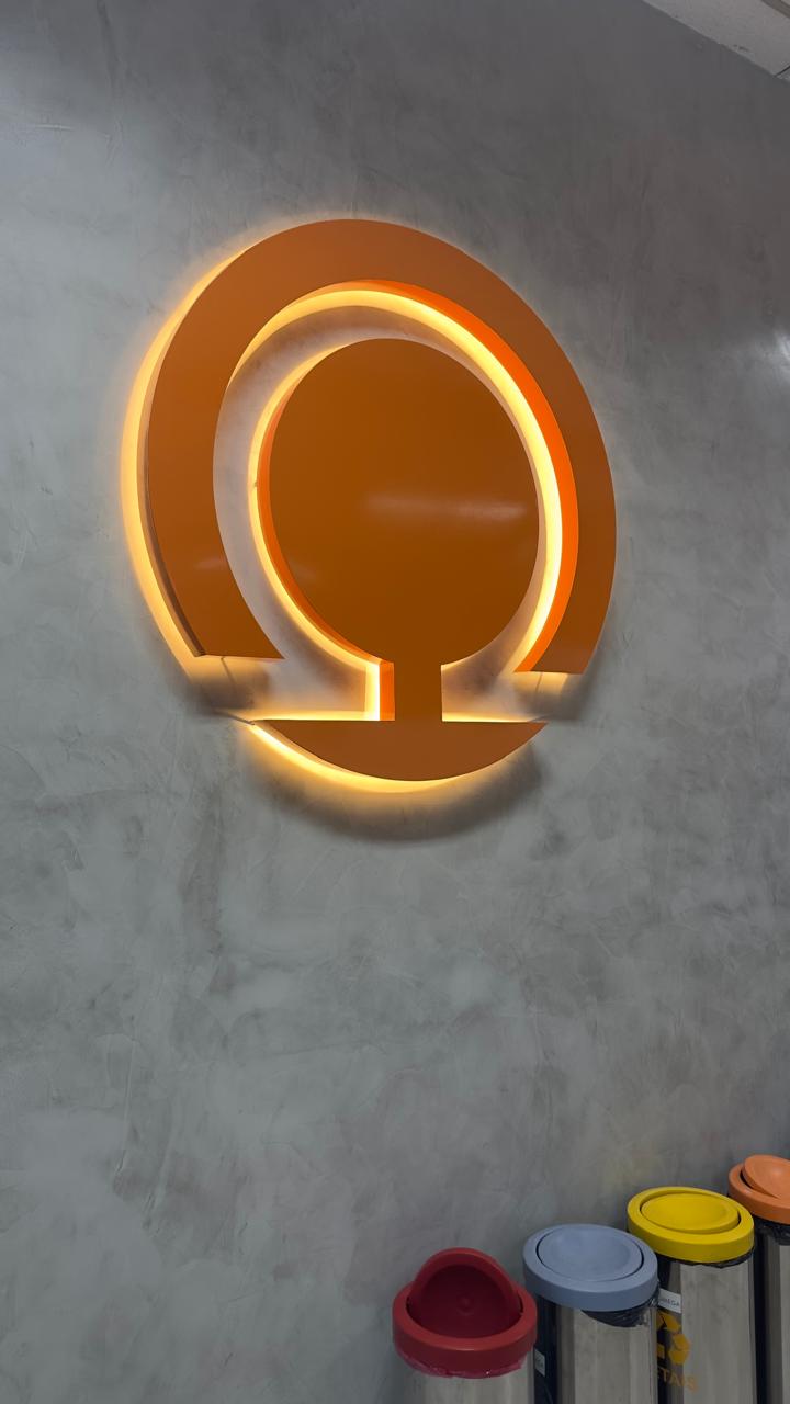 Letra caixa em galvanizado com iluminação indireta em LED instalada em fachada interna