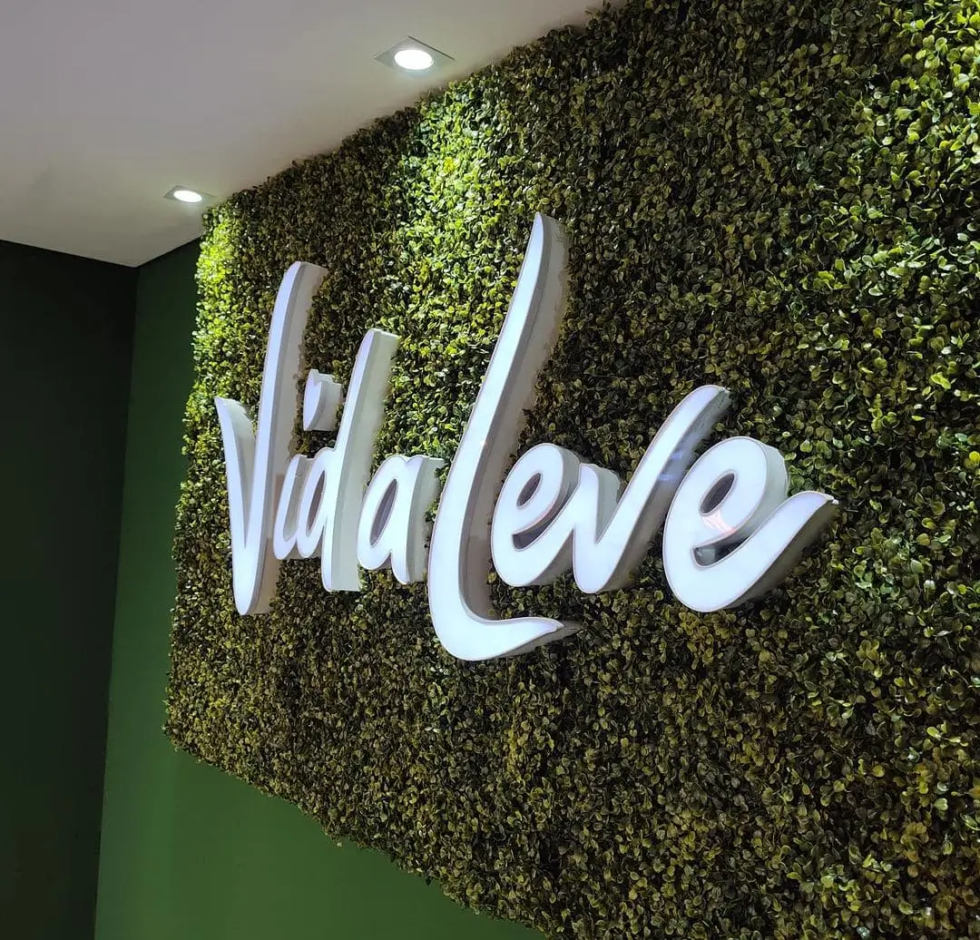 Loja com comunicação visual completa em ACM, letras caixa e adesivação