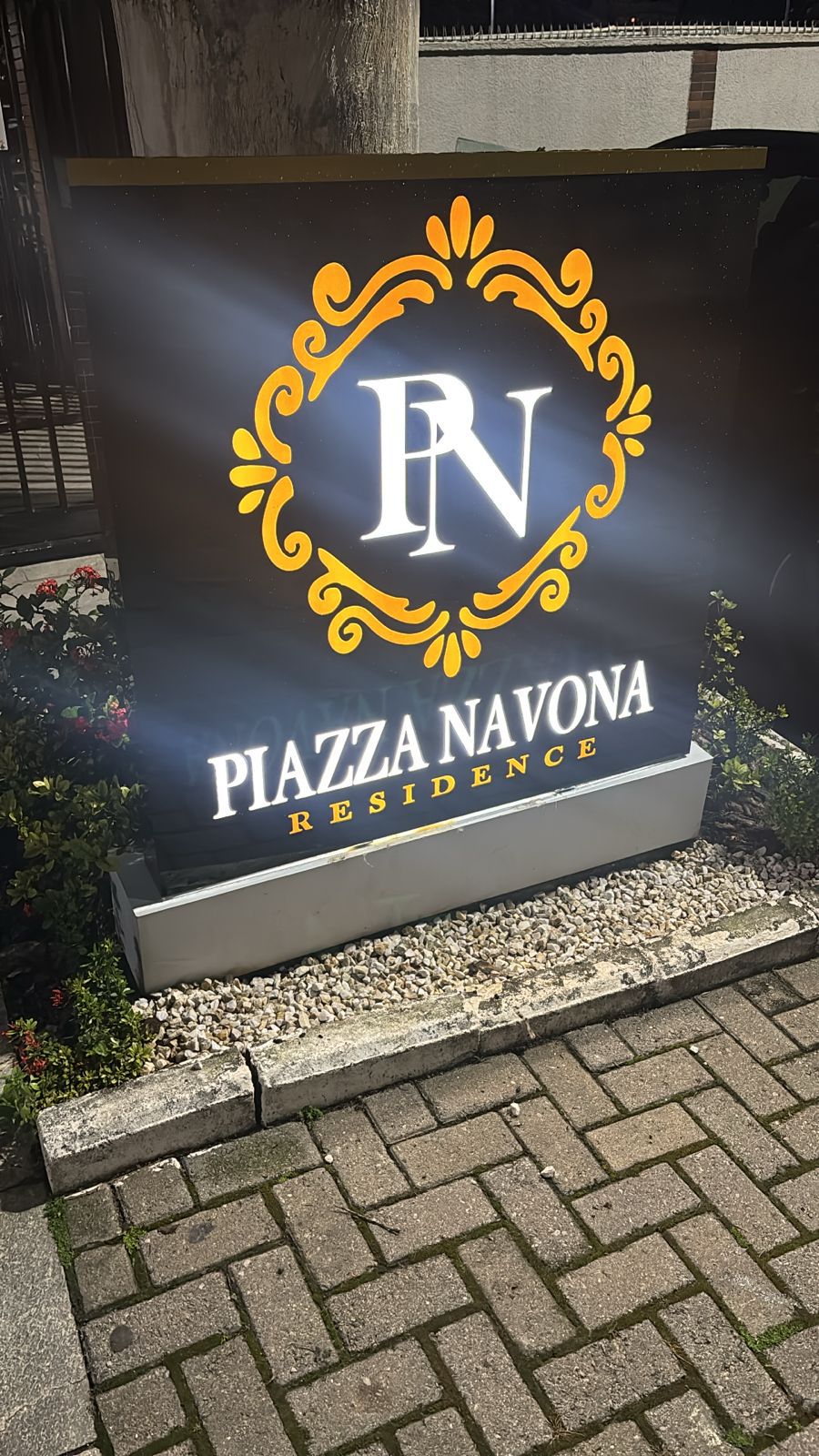 Totem em ACM vazado com iluminação em LED para condomínio Piazza Navona Residence