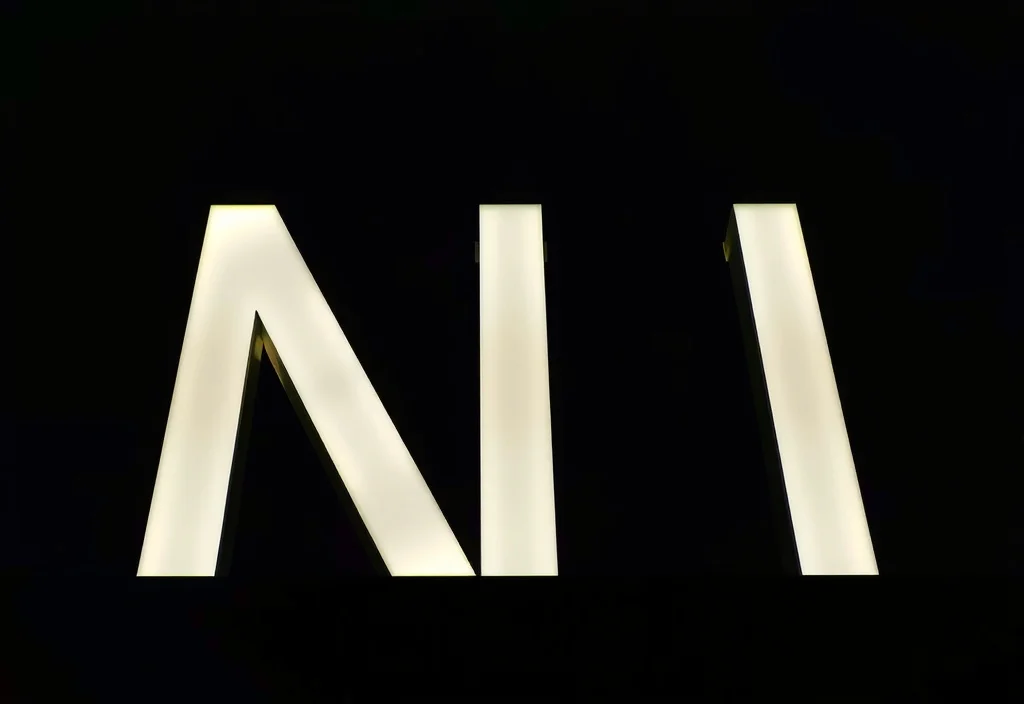 Letra caixa iluminada por LED frontal à noite